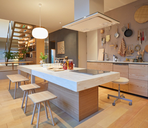 誰でも使いやすい 座って囲める「キッチンテーブル」