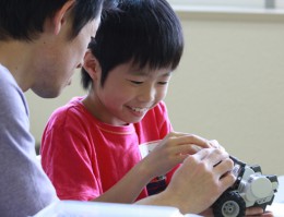被災地の子どもたちに将来の夢を!「家族ロボット教室」